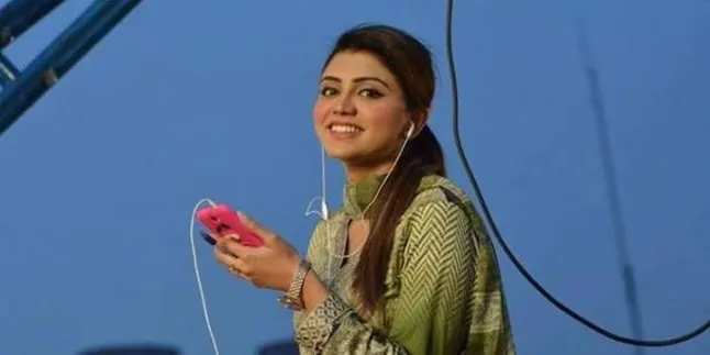 Sedang Reportase, Reporter Cantik Ini Ambruk Dari Ketinggian