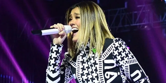 Sederhana, Agnes Monica Rayakan Ulang Tahun Bareng Keluarga