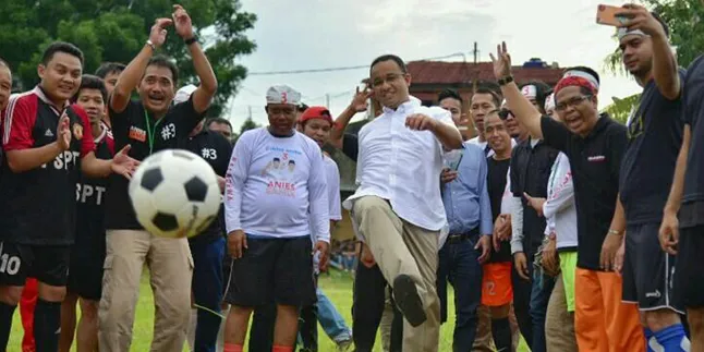Sederhana, Anies Tak Gengsi Pakai Payung dan Sandal Jepit Sederhana, Anies Tak Gengsi Pakai Payung dan Sandal Jepit