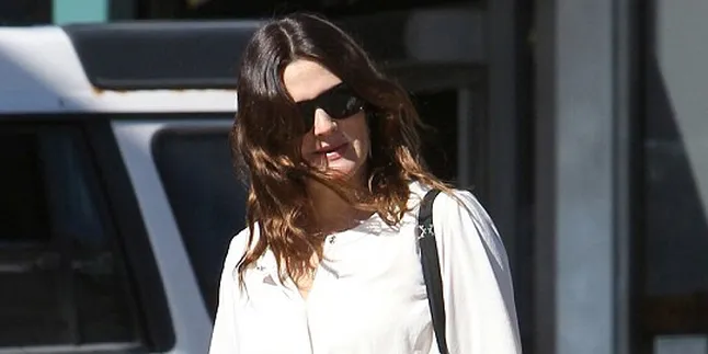 Sederhana! Drew Barrymore Pergi Belanja Pakai Jeans Belel