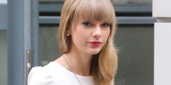 Sederhananya Taylor Swift Pakai Baju Handmade