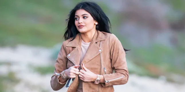 Selfie Cantik, Kylie Jenner Pamer Wajah Mirip Kim Kardashian Selfie Cantik, Kylie Jenner Pamer Wajah Mirip Kim Kardashian