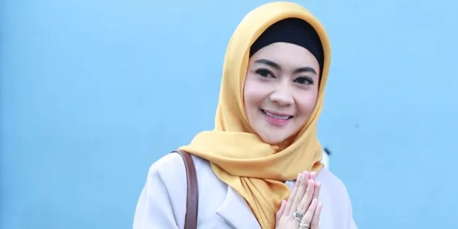 Sejak Berhijab, Indah Dewi Pertiwi Mulai Koleksi Kerudung dan Gamis
