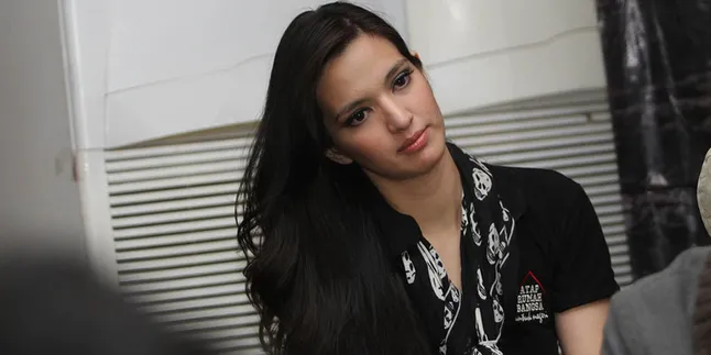 Sejak Pagi, Nia Ramadhani Temani Mendiang Ayahnya