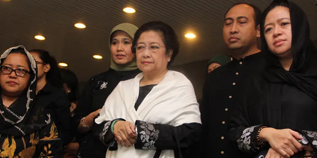 Sejumlah Selebriti Hadiri Pemakaman Taufiq Kiemas