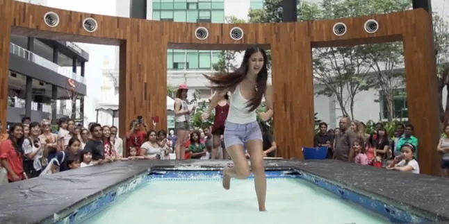 Sekarang Kamu Bisa Jalan Di Air Lho, Ini Buktinya!