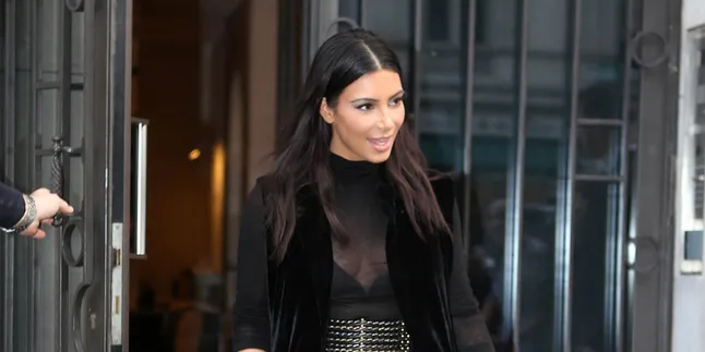 Seksinya... Busana Ini Bikin Kim Kardashian Tampak Telanjang