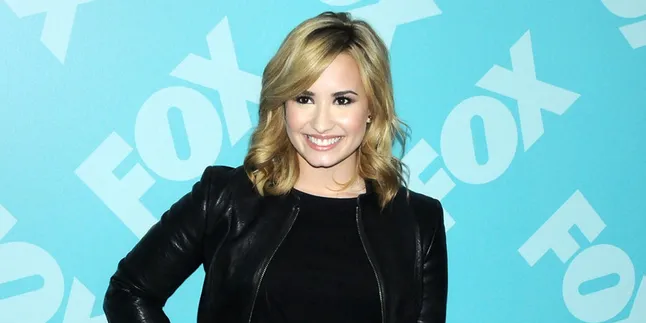 Seksinya Pose Demi Lovato Saat Berlibur di Pantai