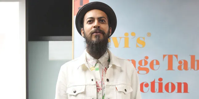 Selain Jenggot, Alex Abbad Juga Ingin Pamer Bulu Dada?