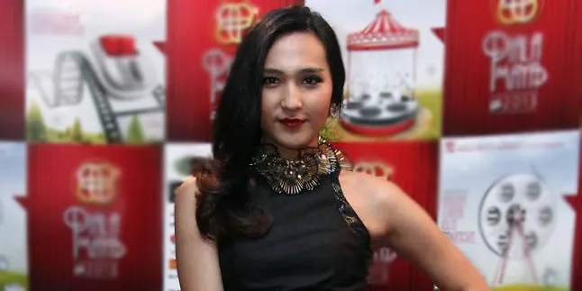 Selalu Anggun! Totalitas Dena Rachman Menjadi Perempuan