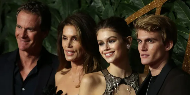 Selalu Beri Dukungan, Begini Reaksi Cindy Crawford Saat Kaia Gerber Dikritik Selalu Beri Dukungan, Begini Reaksi Cindy Crawford Saat Kaia Gerber Dikritik