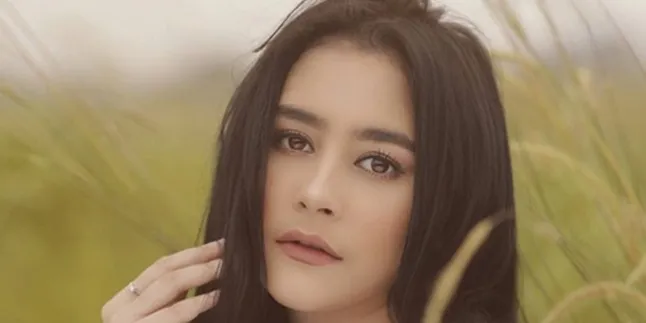 Selalu Stylish Pesona Prilly Latuconsina Dengan Rambut Panjangnya