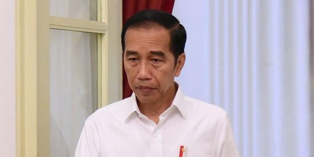 Selama Ini Terlihat Tegar, Potret Jokowi Menangis Usap Air Mata di Rumah Duka Bikin Netizen Terharu