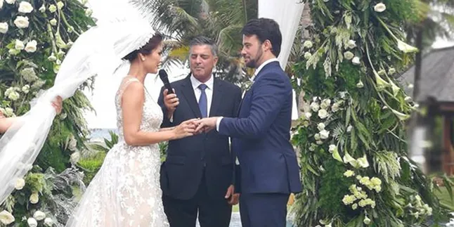 Selamat! Aline Adita Resmi Menikah Dengan James Midgley di Bali