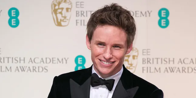 Selamat! Eddie Redmayne Bawa Pulang Piala Aktor Terbaik di BAFTA
