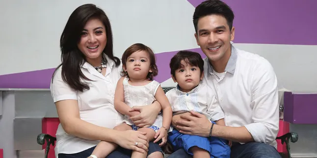 Selamat! Jonathan Frizzy dan Dhena Dikaruniai Anak Ketiga