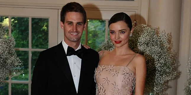 Selamat! Miranda Kerr Resmi Bertunangan Dengan Bos Snapchat