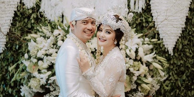 Congratulations! Tiwi Ex T2 is officially married to Arsyad Rahman