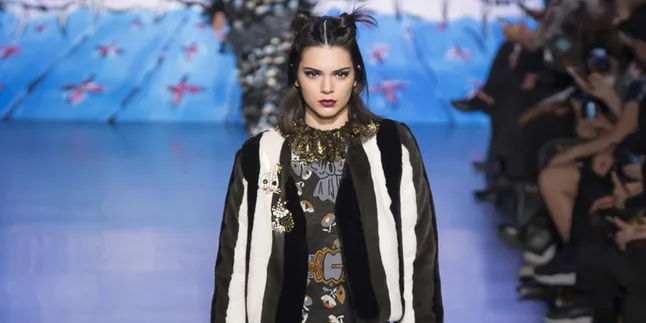 'Selektif' Urusan Job, Kendall Jenner Baru Muncul di Fashion Show Burberry di London