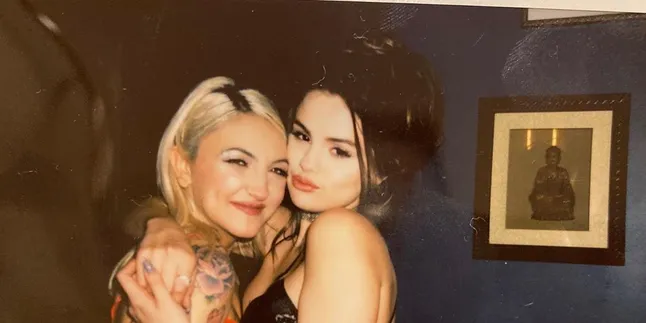 Selena Gomez dan Julia Michaels Bikin Tato Kembar, Manis dan Kompak Banget!
