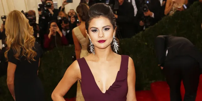 Selena Gomez Pasang Tato Bahasa Arab, Apa Sih Artinya? Selena Gomez Pasang Tato Bahasa Arab, Apa Sih Artinya?