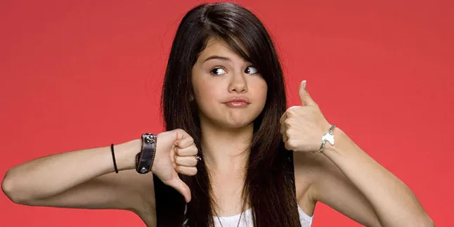 Selena Gomez Tertangkap Kamera Saat Memakai Bikini