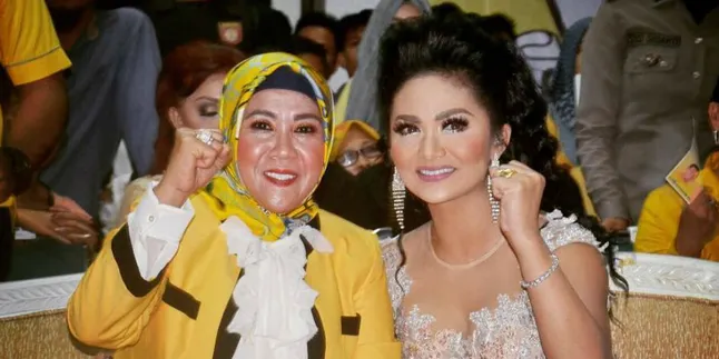Selfie Bareng, Istri Nurdin Halid Tak Kalah Cantik dari KD Selfie Bareng, Istri Nurdin Halid Tak Kalah Cantik dari KD