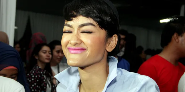 Selfie Cantik, Alis Julia Perez Dibilang Mirip Shinchan