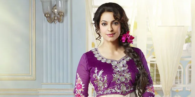 Selfie Cantik! Juhi Chawla Terbang Meski Tampil Tanpa Make Up