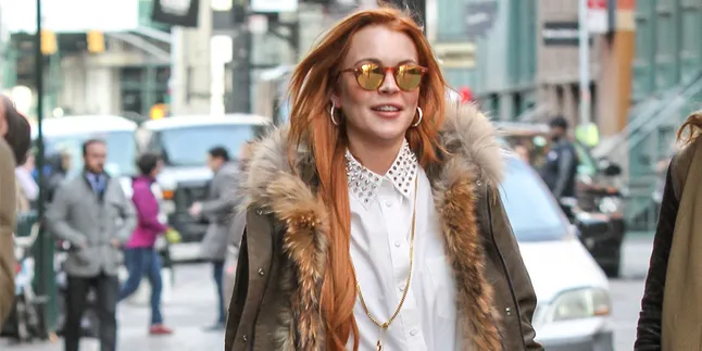 Selfie di Depan Kaca, Lindsay Lohan Pamer Perut Ratanya Selfie di Depan Kaca, Lindsay Lohan Pamer Perut Ratanya