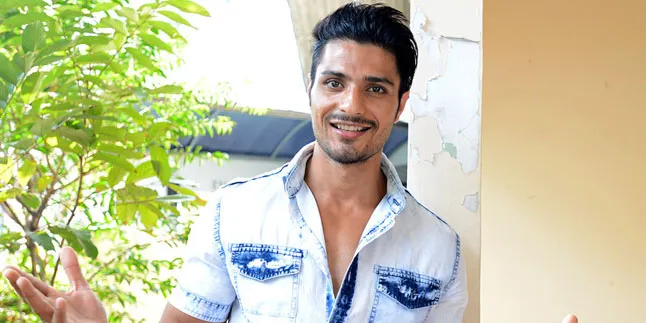 Selfie di Lokasi Syuting, Vin Rana Main Sinetron di Indonesia?