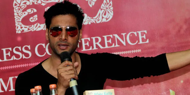 Selfie Ganteng Aham Sharma, Bikin Selebriti Cantik Ini Kepincut