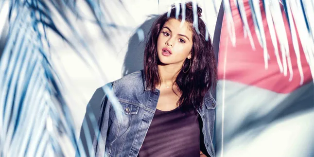 Selfie Menggoda, Selena Gomez Pamer Lekuk Tubuh & Pakaian Dalam Selfie Menggoda, Selena Gomez Pamer Lekuk Tubuh & Pakaian Dalam