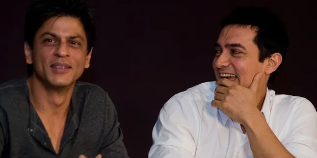 Selfie Perdana SRK dan Aamir Khan Setelah 25 Tahun Berteman Selfie Perdana SRK dan Aamir Khan Setelah 25 Tahun Berteman