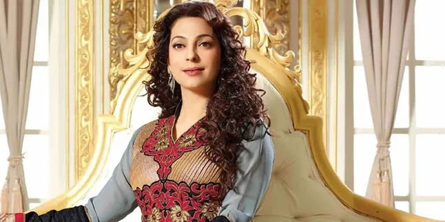 Selfie Polos Tanpa Make Up di Terik Mentari, Juhi Chawla Cantik? Selfie Polos Tanpa Make Up di Terik Mentari, Juhi Chawla Cantik?
