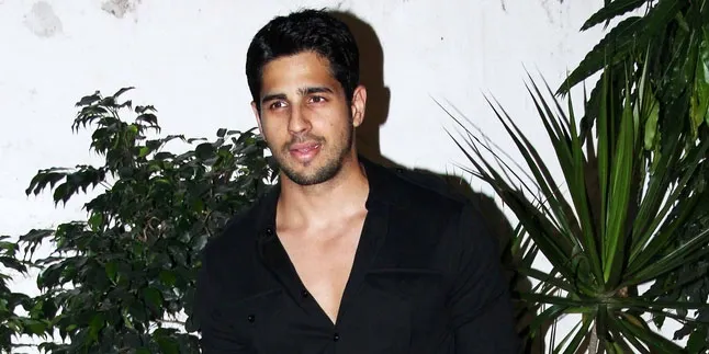 Selfie Sidharth Malhotra di Tengah Laut, Ganteng Mampus! Selfie Sidharth Malhotra di Tengah Laut, Ganteng Mampus!