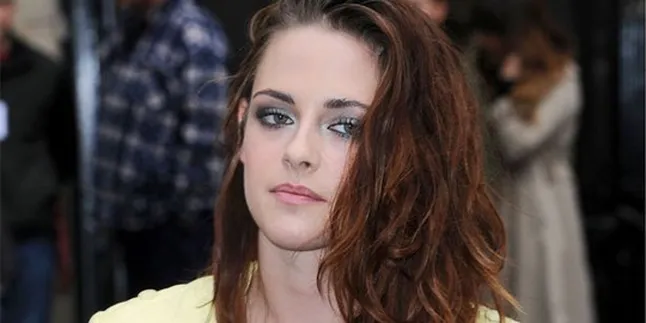 Selingkuh, Kristen Stewart Dipecat Dari Balenciaga?