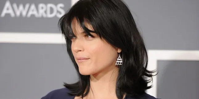 Selma Blair Lakoni Adegan Topless di 'IN THEIR SKIN'