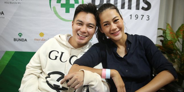 During Her Lifetime, Baim Wong's Mother Always Gives Money to Orphans