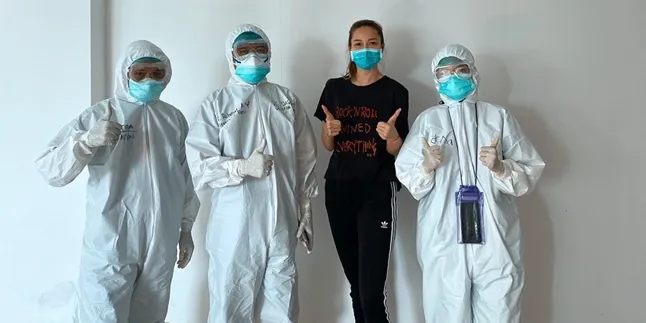Sembuh dan Akhirnya Bisa Pulang, Andrea Dian Berterima Kasih Untuk Tim Medis yang Telah Merawatnya Sembuh dan Akhirnya Bisa Pulang, Andrea Dian Berterima Kasih Untuk Tim Medis yang Telah Merawatnya
