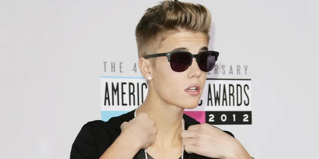Sembunyi, Justin Bieber Malu Menatap Paparazzi