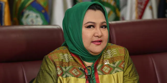 Semenjak Putuskan Cerai, Denada Jadikan Anak Seperti Boneka Semenjak Putuskan Cerai, Denada Jadikan Anak Seperti Boneka