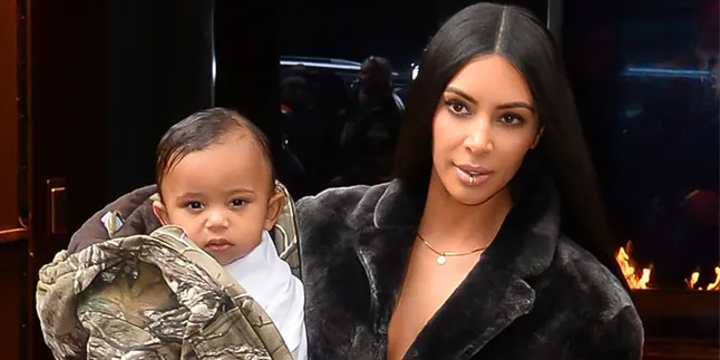 Sempat Dilarikan ke Rumah Sakit Karena Pneumonia, Begini Kabar Saint West Sempat Dilarikan ke Rumah Sakit Karena Pneumonia, Begini Kabar Saint West