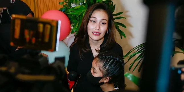 Sempat Kaget Dengar Indra Bekti Sakit, Ayu Ting Ting Turut Berdoa Agar Cepat Sembuh Sempat Kaget Dengar Indra Bekti Sakit, Ayu Ting Ting Turut Berdoa Agar Cepat Sembuh