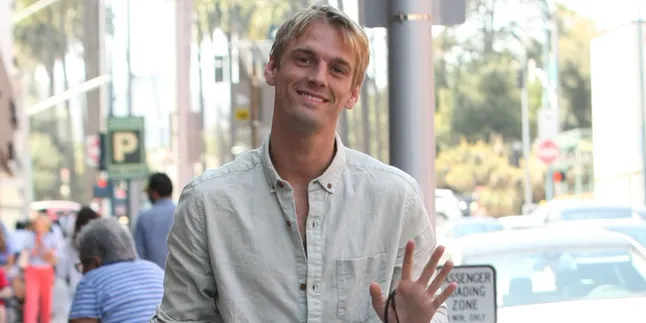 Sempat Mengaku Biseksual, Aaron Carter Cium Mesra Pacar Baru Sempat Mengaku Biseksual, Aaron Carter Cium Mesra Pacar Baru