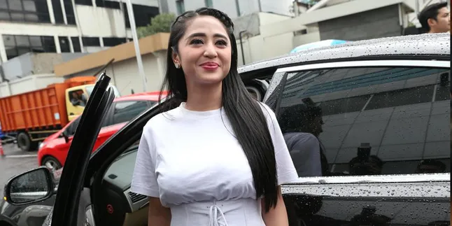 Sempat Menolak Tawaran Sandiaga, Dewi Perssik Bakal Jadi Duta Keselamatan Lalin DKI Sempat Menolak Tawaran Sandiaga, Dewi Perssik Bakal Jadi Duta Keselamatan Lalin DKI