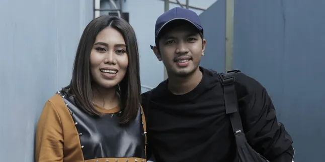 Sempat Pisah Ranjang, Evi Masamba dan Suami Kini Kembali Mesra