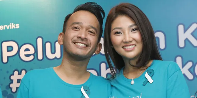 Sempat Sakit Karena Kelelahan, Ruben Onsu Terlihat Sedang Memijat Sarwendah