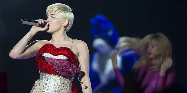 Semua Pada Heboh Ice Bucket Challenge, Miley Cyrus Malah ...