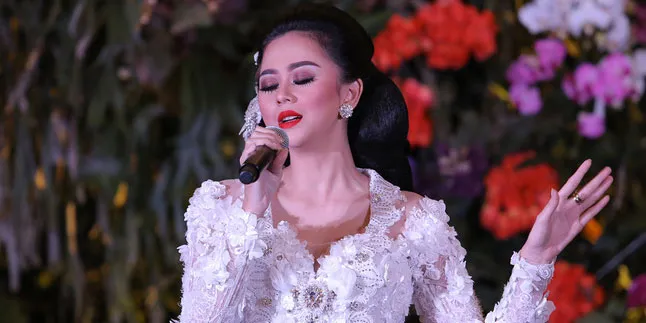 Senang Pakai Batik, Aura Kasih Dapat Inspirasi Busana Nikah? Senang Pakai Batik, Aura Kasih Dapat Inspirasi Busana Nikah?